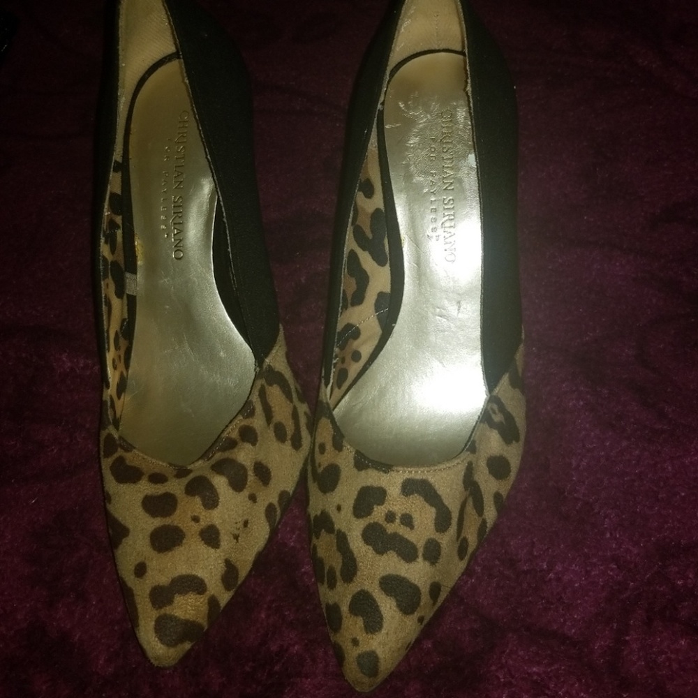 Beautiful Black and Brown Suede like pumps